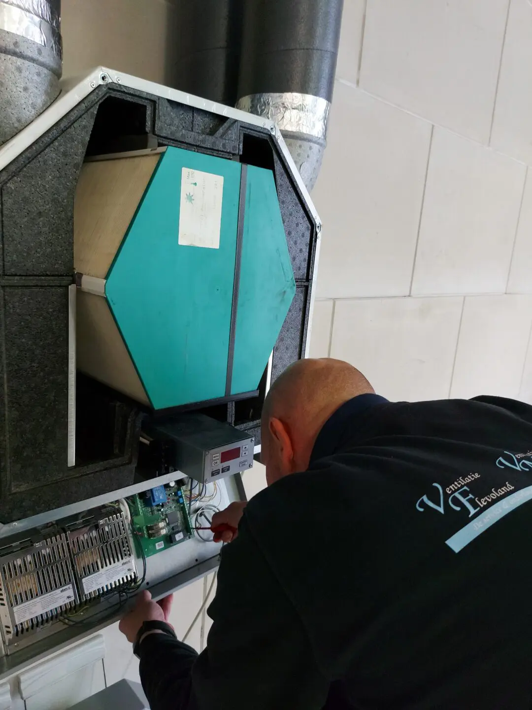 Service monteur ventilatie aan het werk