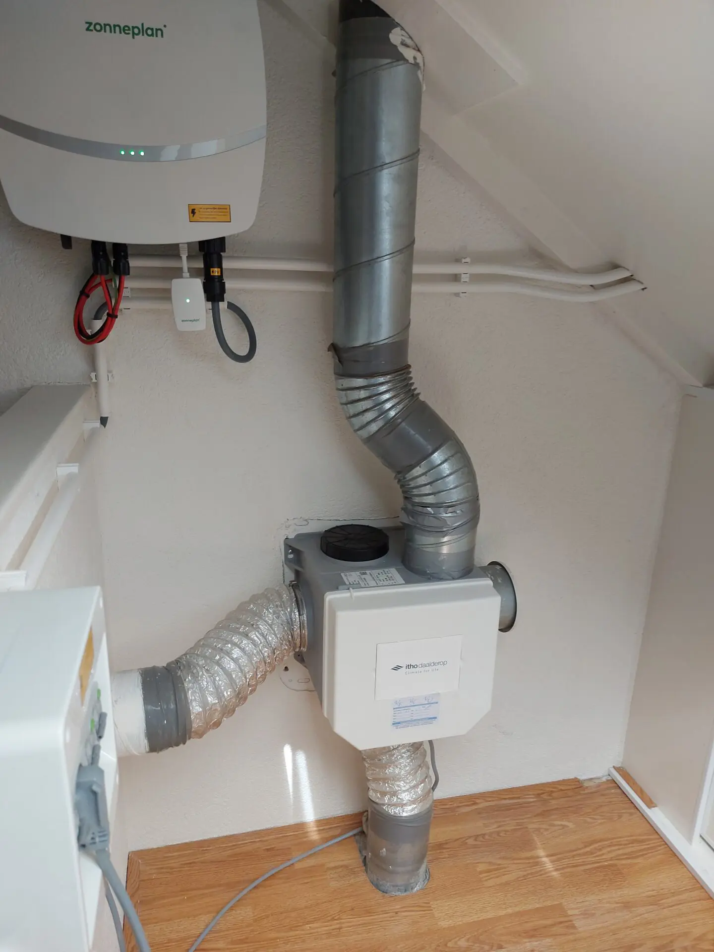 Professioneel geplaatste ventilatie en omvormer