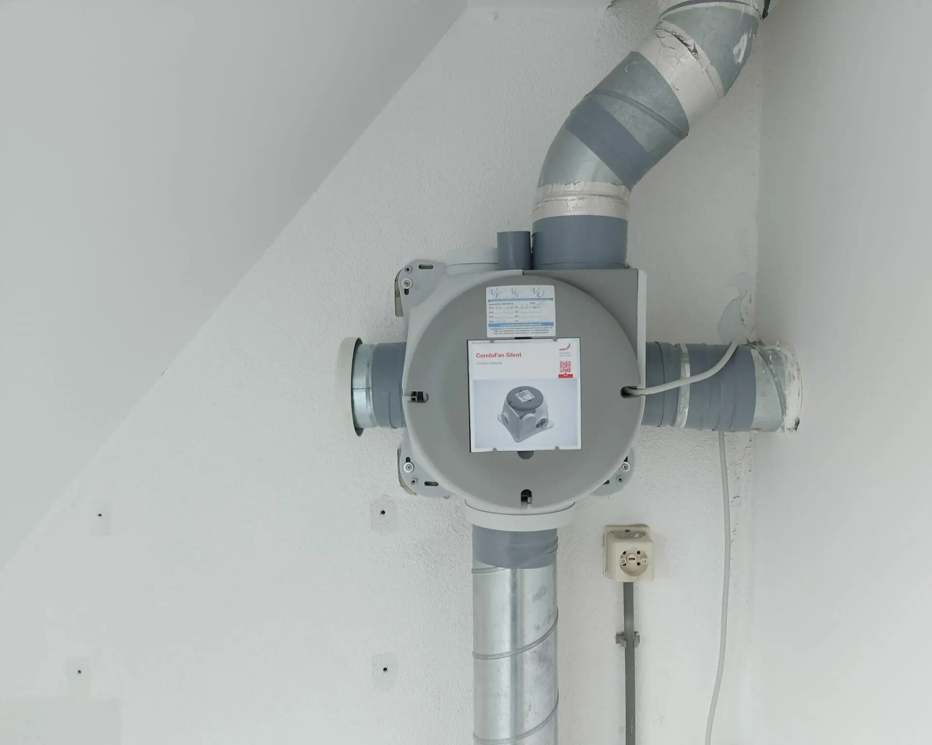 Monteur met onderdruk unit en veeghaspel