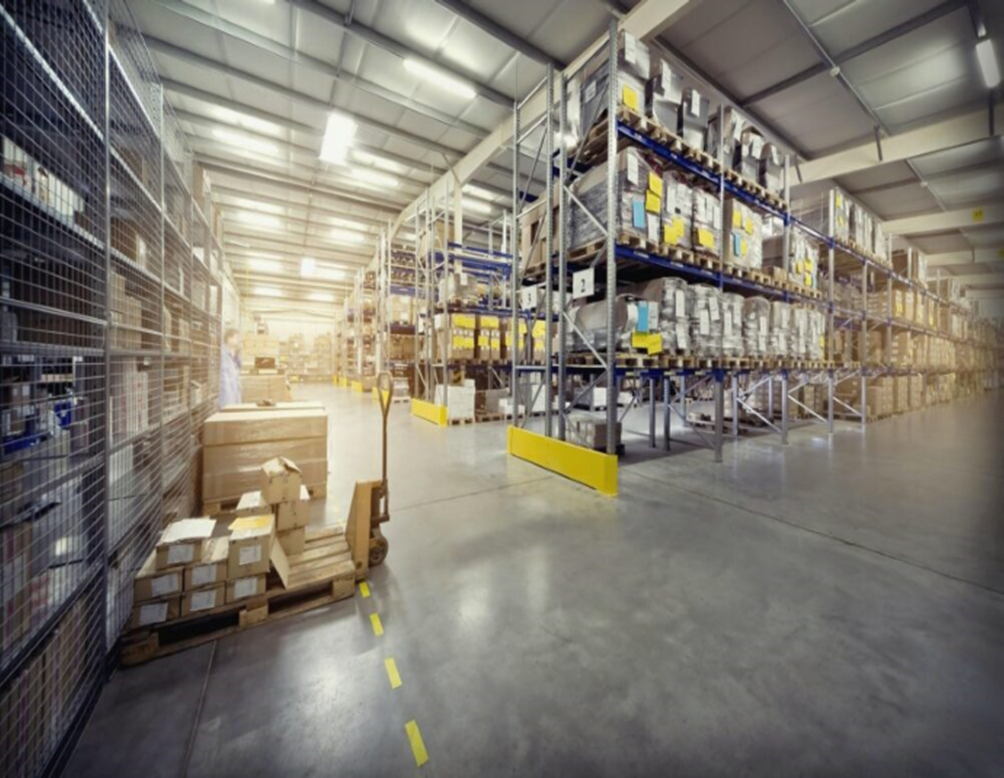 Magazijnmedewerker aan het werk